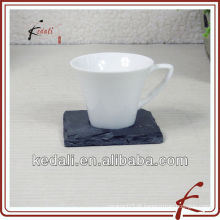 Xícara de chá quadrado de cerâmica branca e pires de pedra